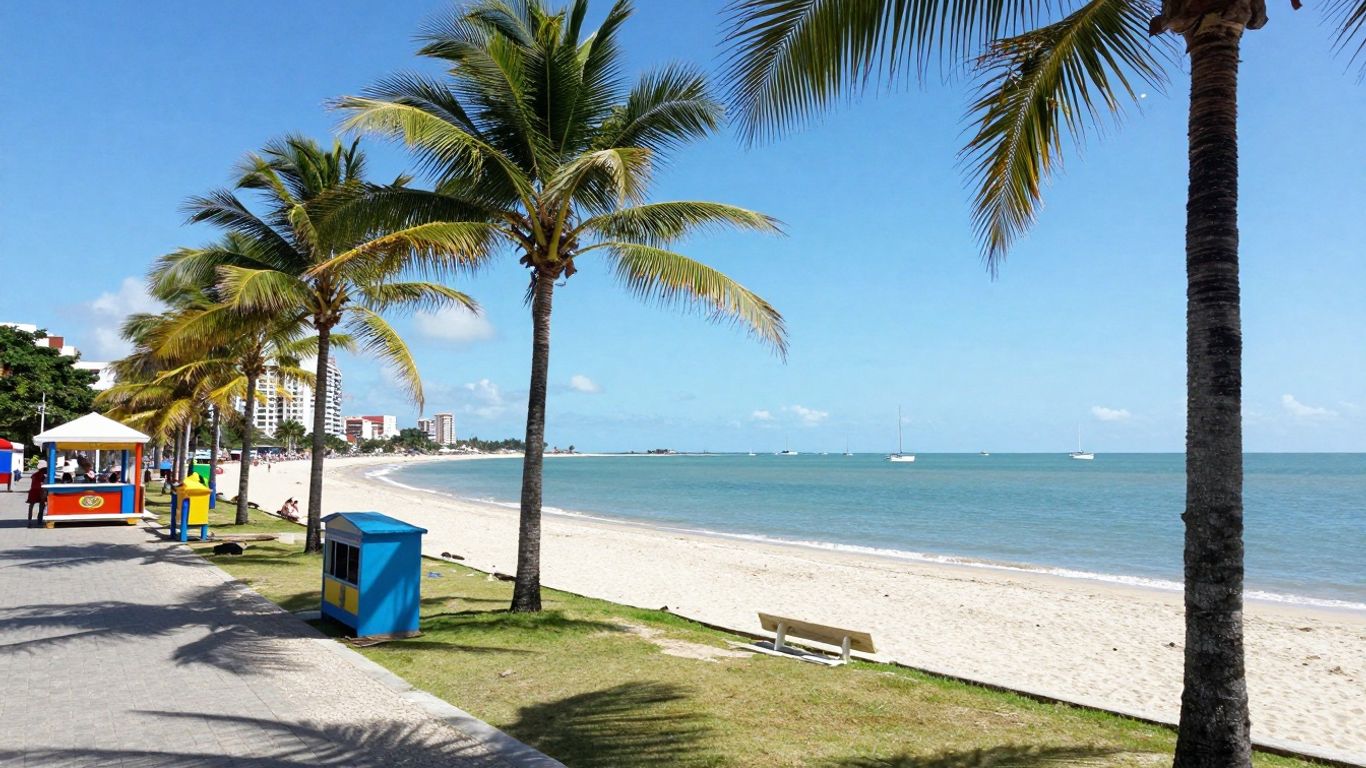 Orla de Atalaia em Aracaju com coqueiros e mar azul.
