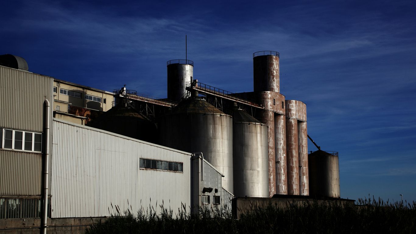 A large building with a bunch of silos on top of it