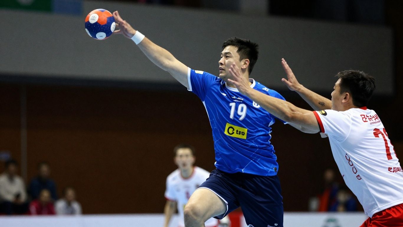 Apărător de handbal blocând un atac în plină acțiune.