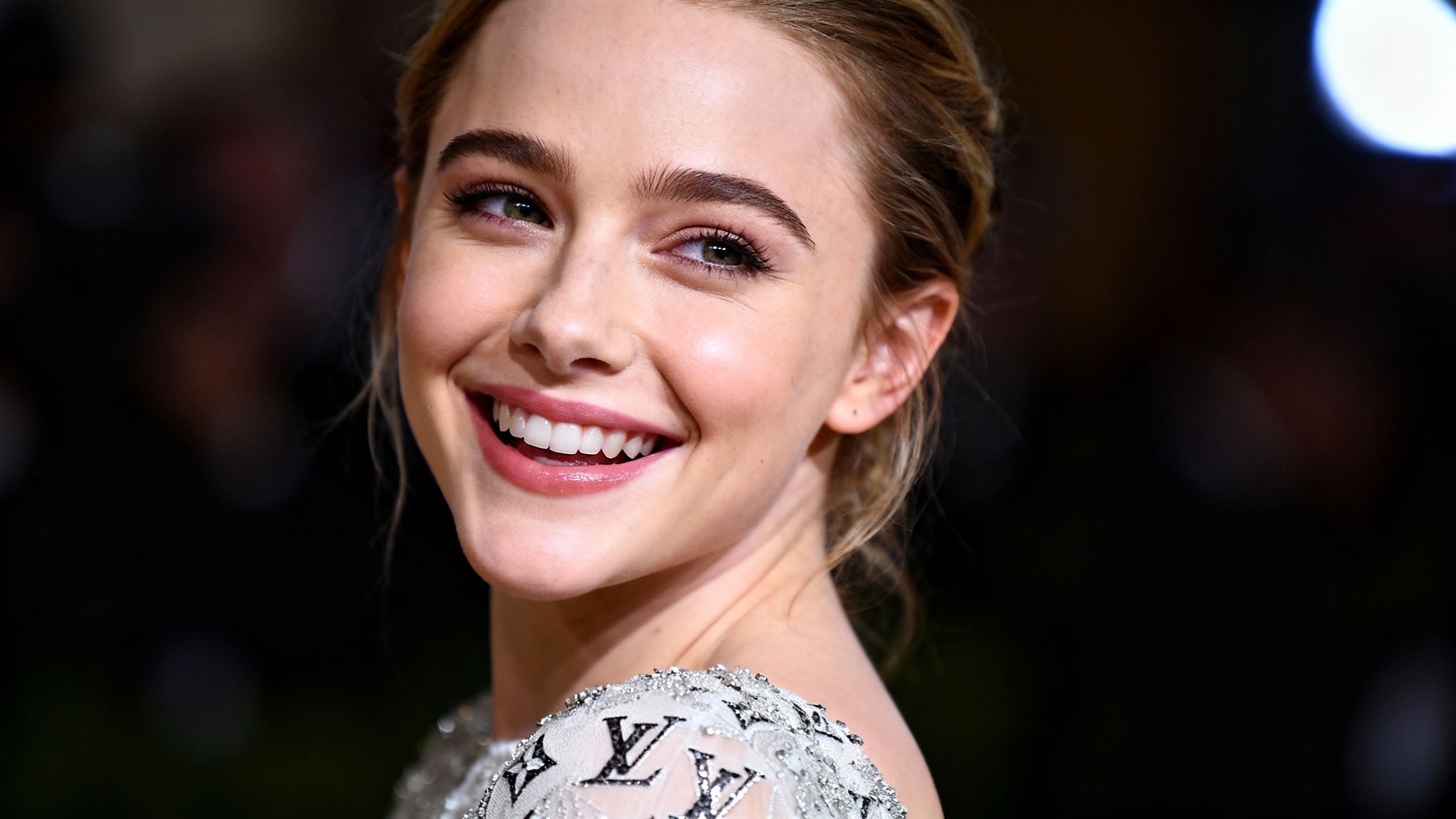 Chloë Grace Moretz: Vestidos Louis Vuitton e Emoção - InBrief