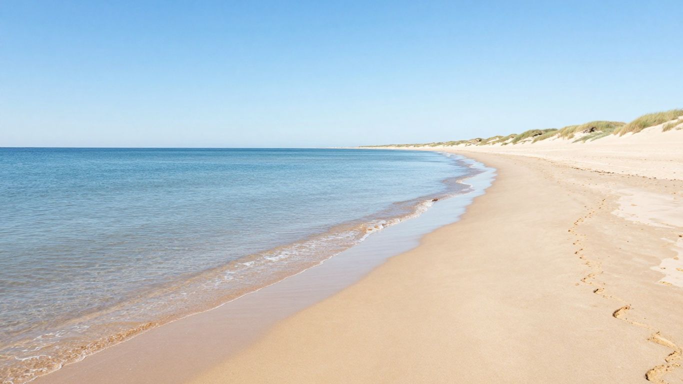 Rustig strand met zon, zee en zand.
