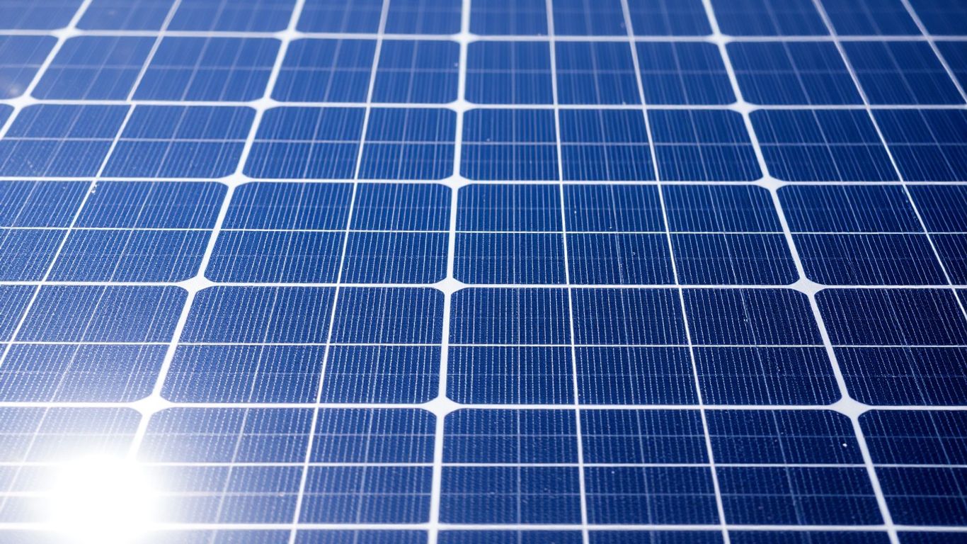 Panneau solaire capturant la lumière du soleil pour l'énergie.