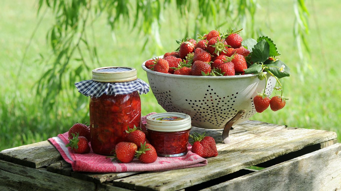strawberries in bowl