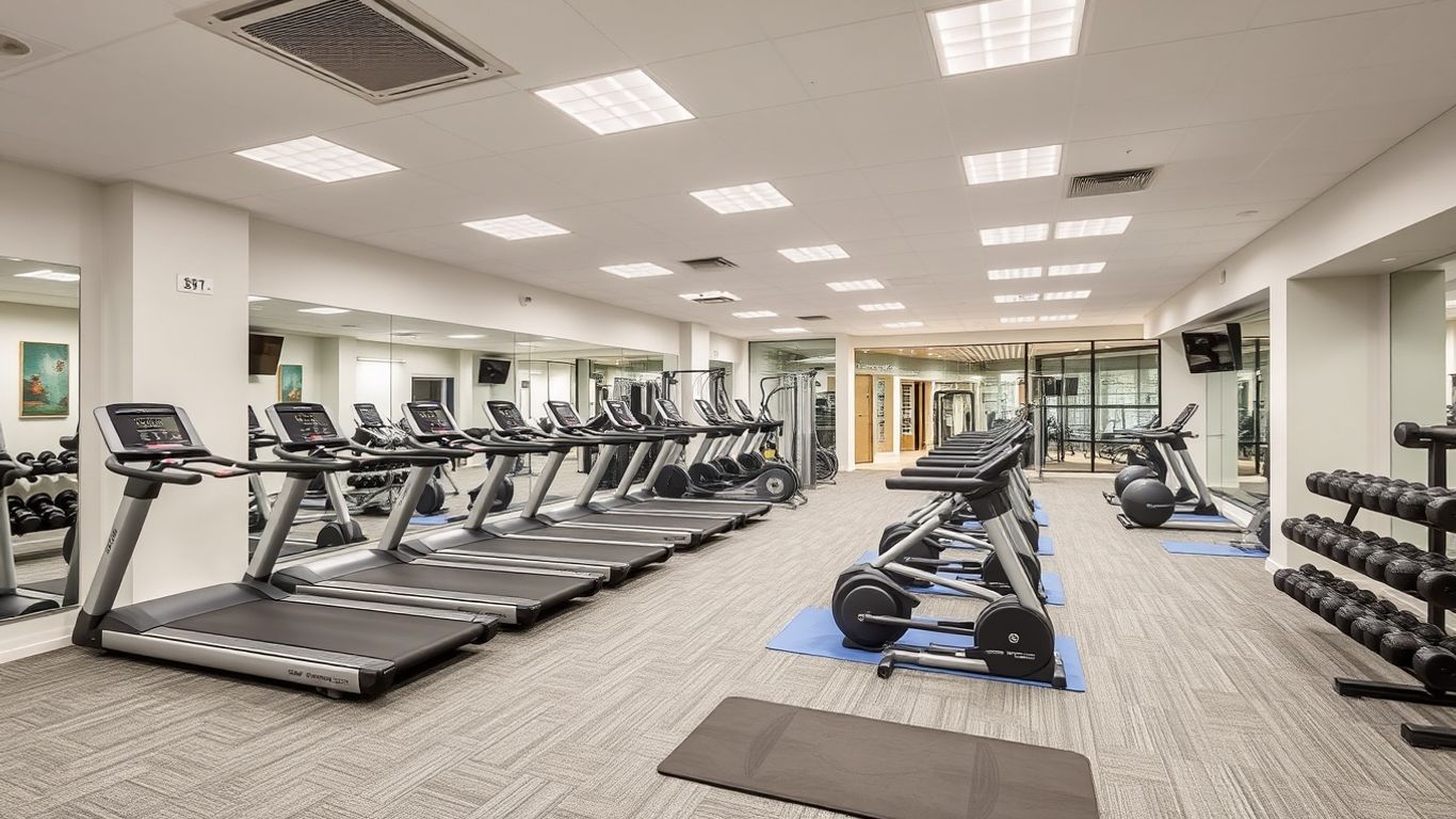 Sala de fitness organizada com equipamentos de ginástica modernos