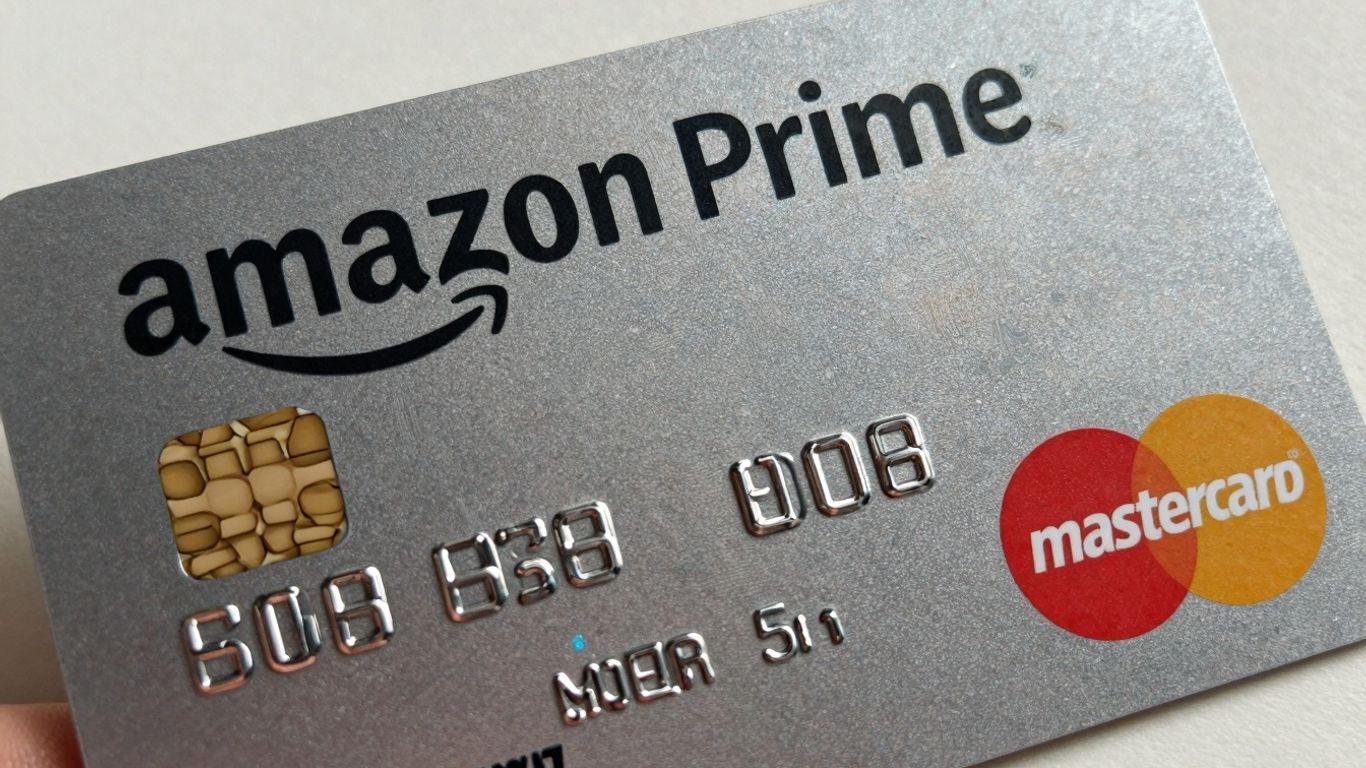 Cartão Amazon Prime Mastercard com brilho e logo.