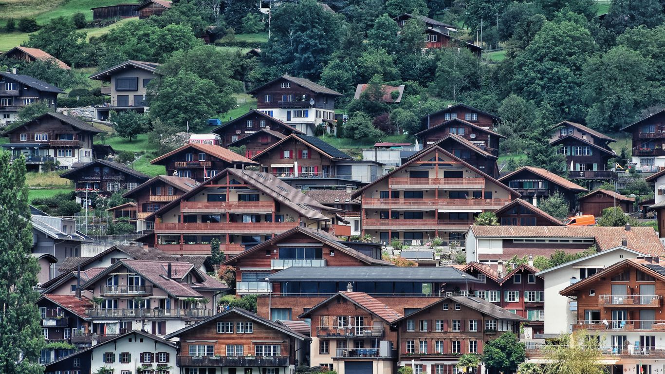 A bunch of houses that are by the water