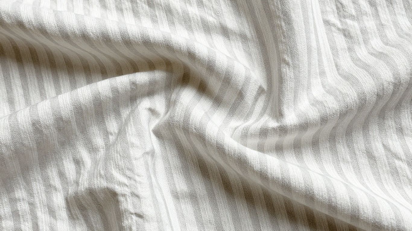 Geknitterter Seersucker Stoff mit charakteristischen Streifen