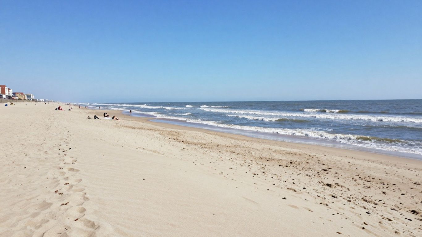 Zonnig strand van Oostende met zand en zee.