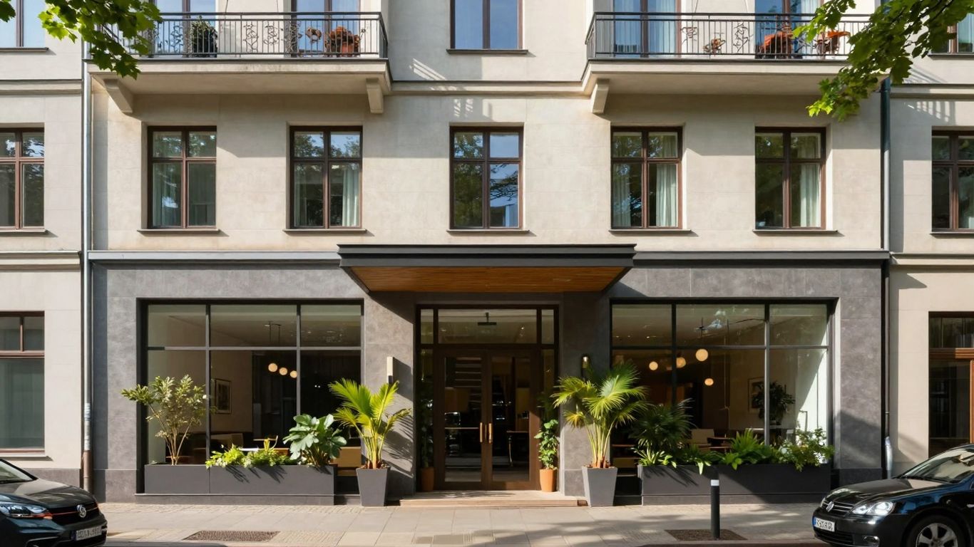 Modernes Hotel in Berlin Tempelhof-Schöneberg mit Grünflächen.