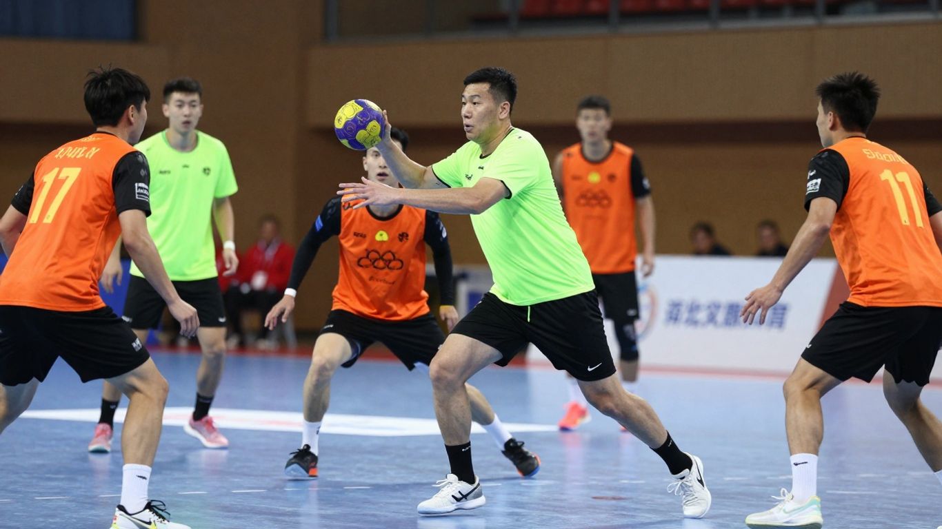 Jucători de handbal în acțiune în timpul unui antrenament.