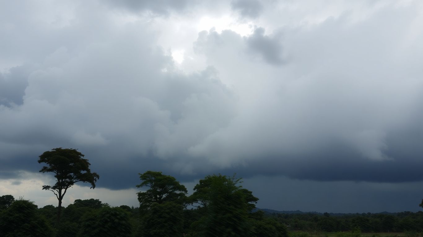 Tempête Benjamin : vents forts, pluie, nuages sombres, vigilance orange.