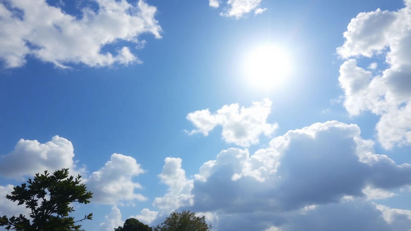 Ciel ensoleillé avec des nuages doux avant les orages.