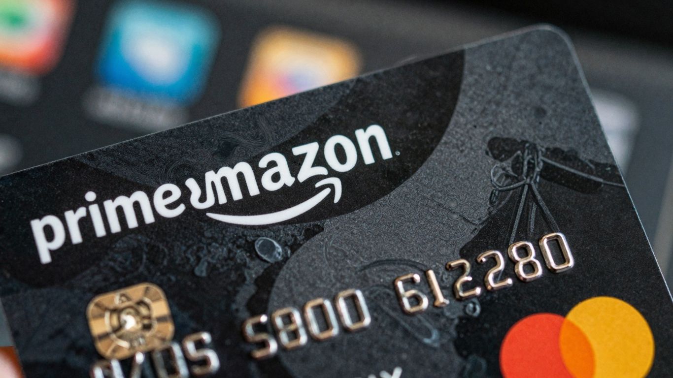 Cartão Amazon Prime Mastercard com logo da Amazon e Mastercard.