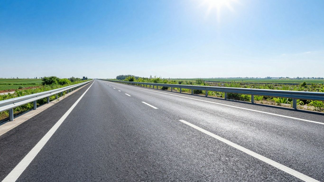 Autostradă nouă, modernă, înconjurată de natură.