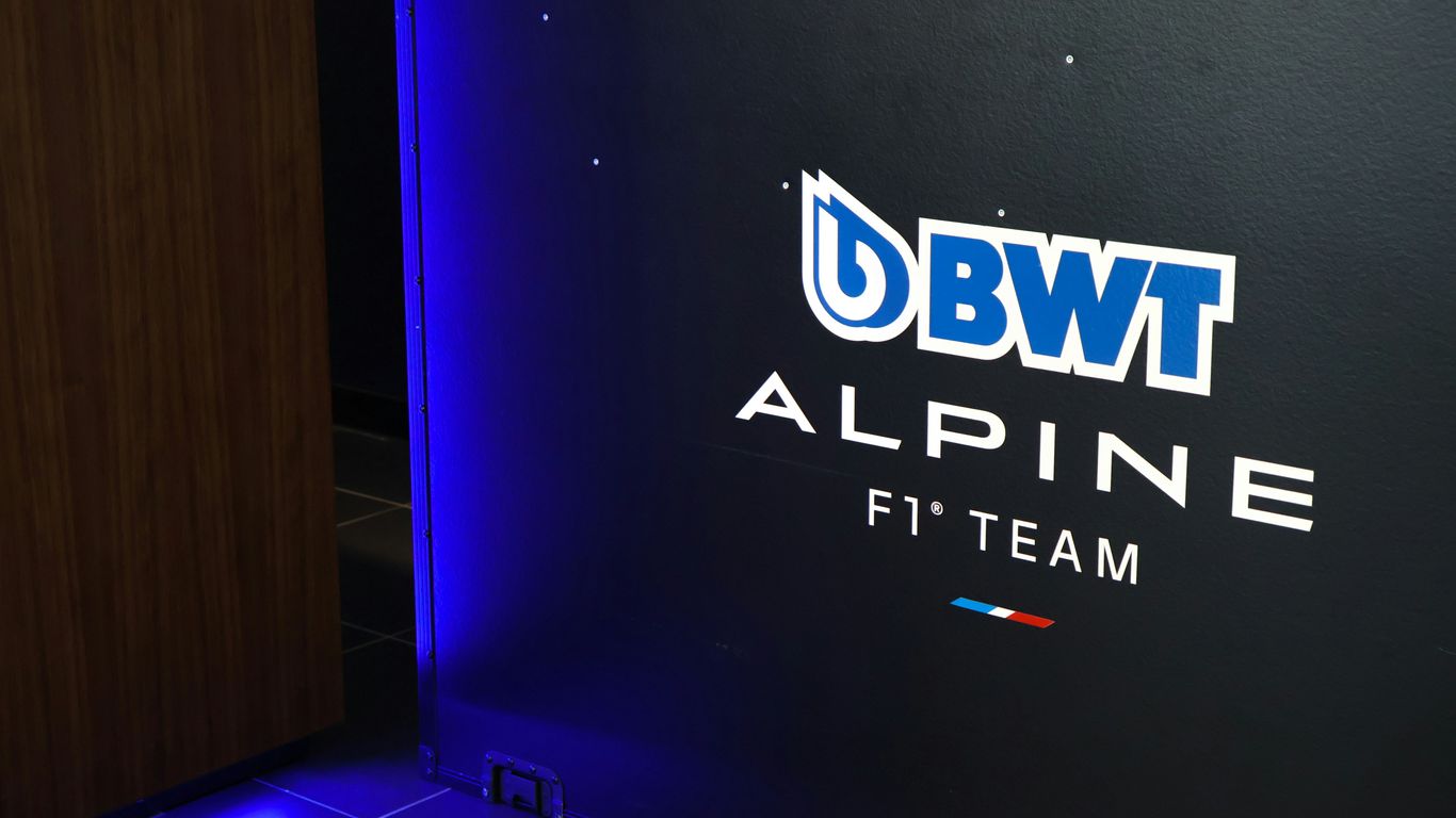 Bwt alpine f1 team logo on dark background