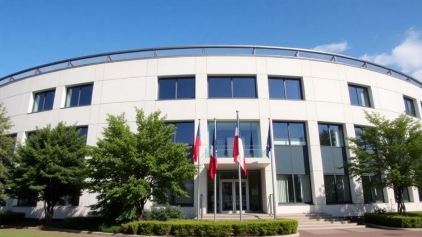 Bâtiment de bureaux moderne avec drapeaux français dehors.