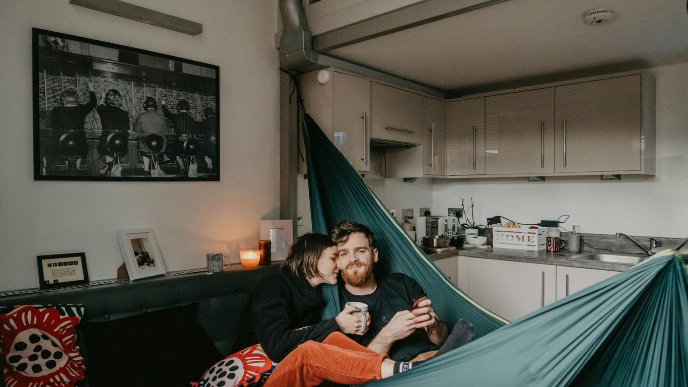 Couchsurfing vs Hostels