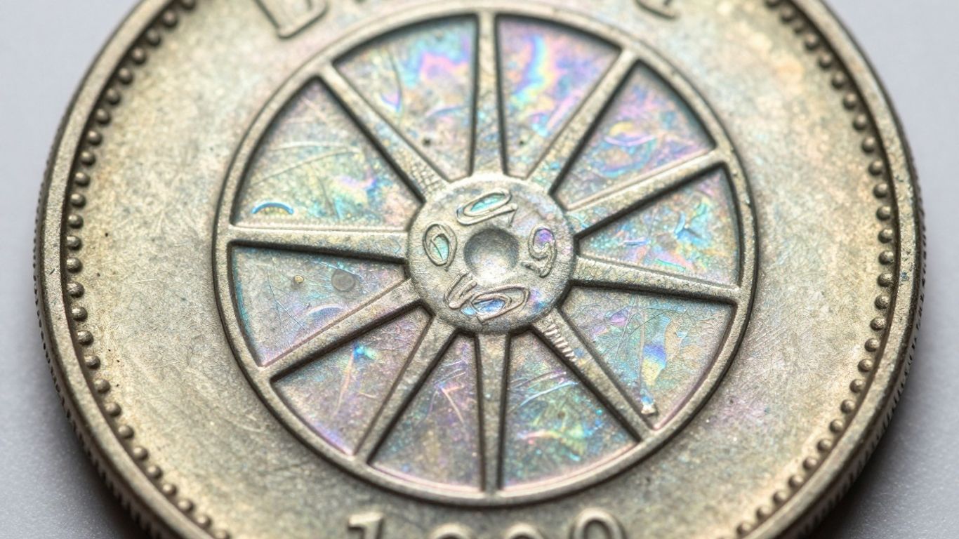 Coin with cartwheel luster effect