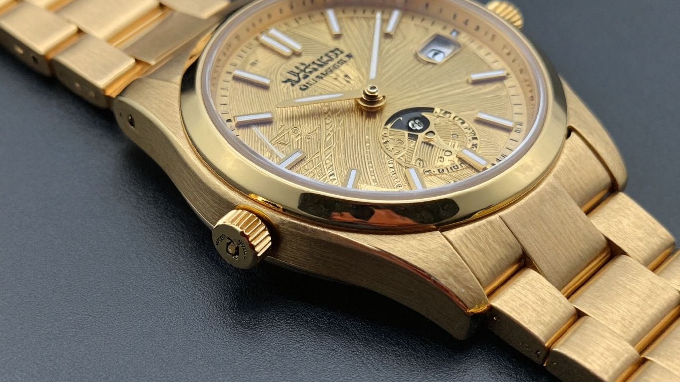 Montre de luxe en or, gros plan sur le cadran.