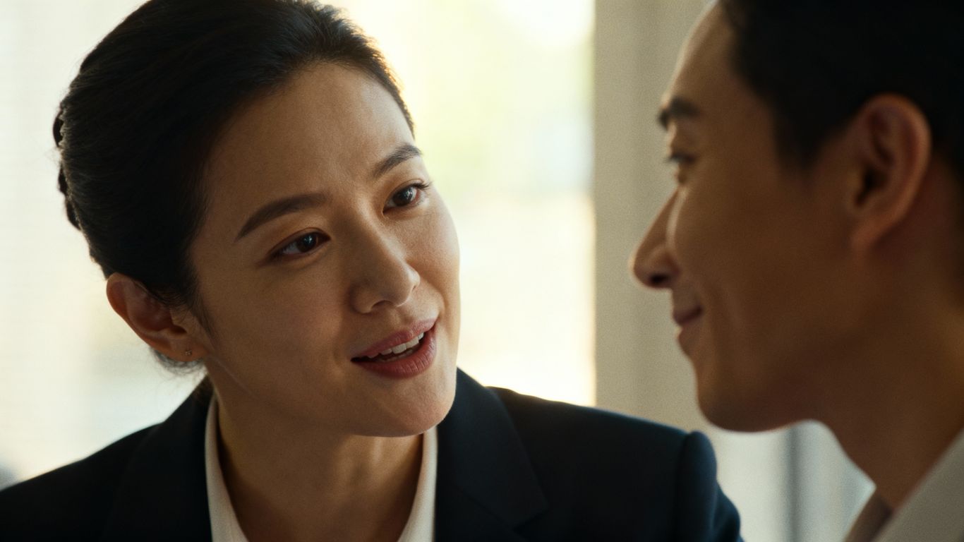 Two people having a constructive feedback conversation.