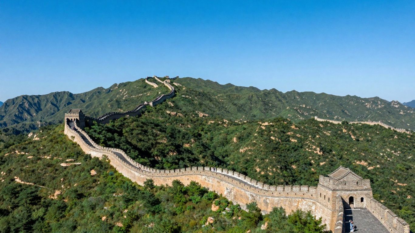 La Gran Muralla China serpenteando por montañas verdes.