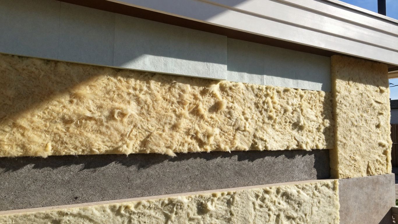 Straturi de izolație termică într-un perete de casă.