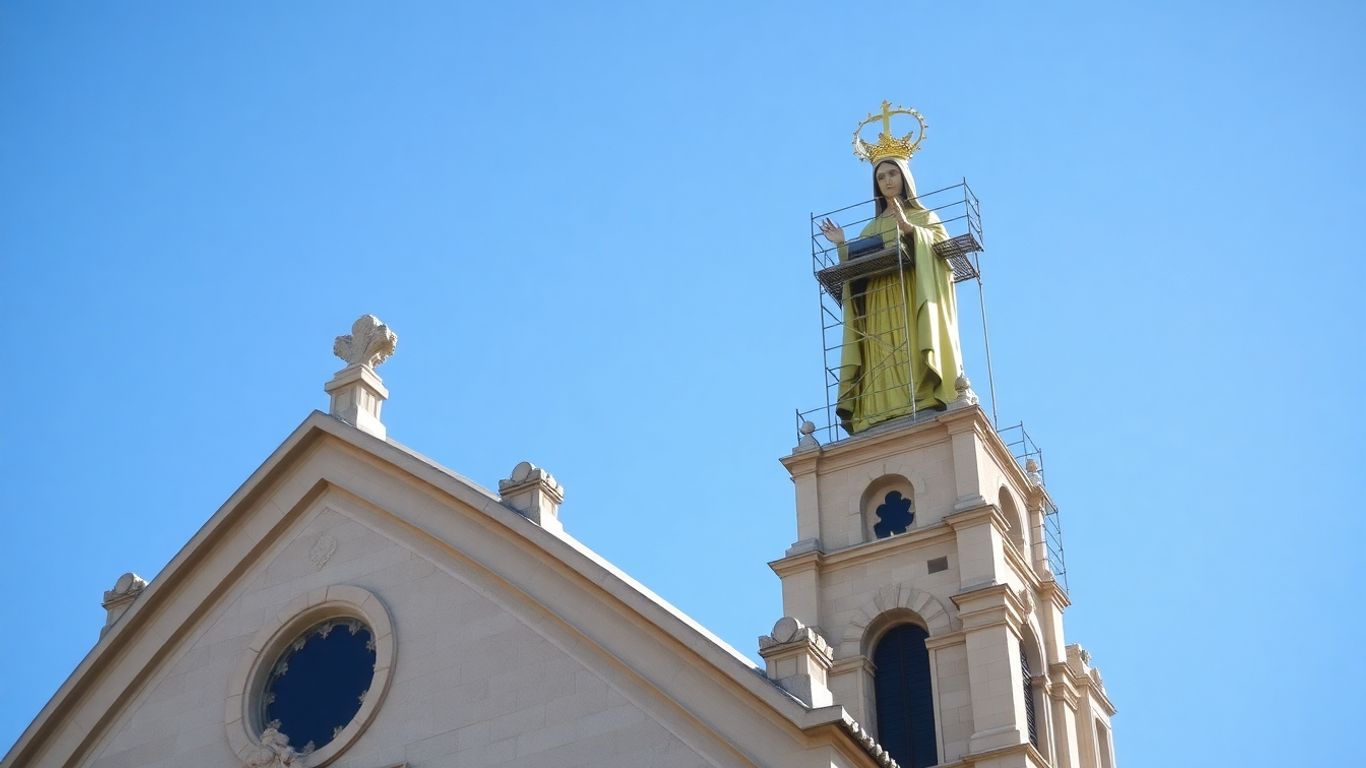 Statue dorée restaurée sur la basilique à Marseille