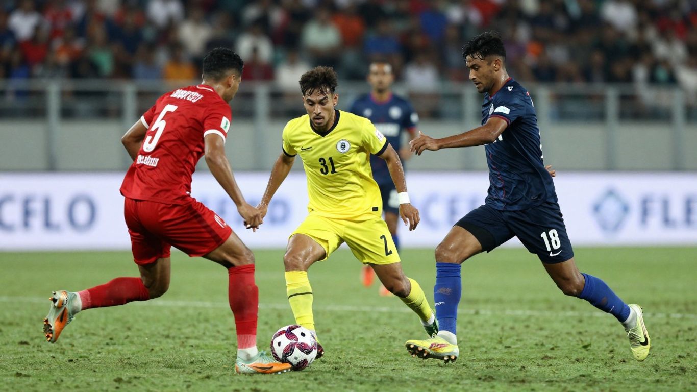 Calcio Serie B players competing on a soccer field.