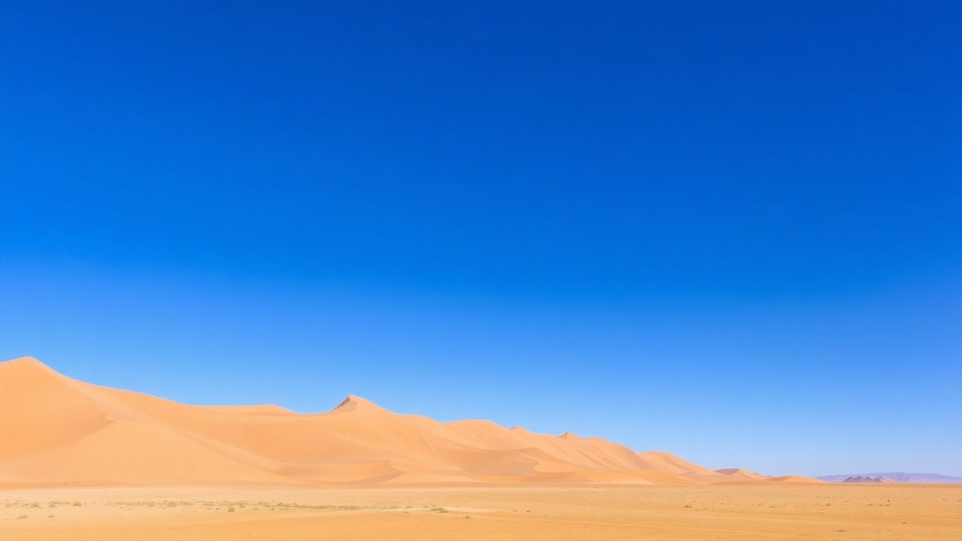 Peisaj deșertic cu dune de nisip sub cerul albastru.