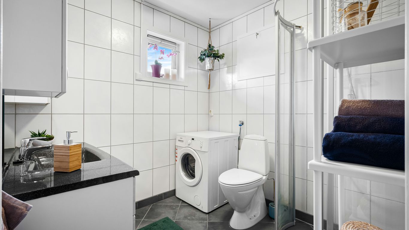 A bathroom with a toilet and a sink