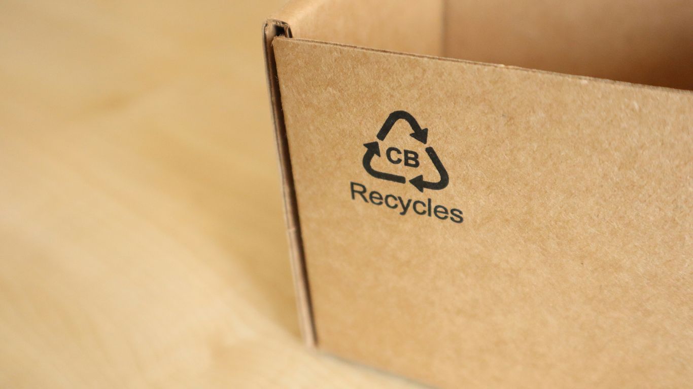 a cardboard box with a recyclies logo on it