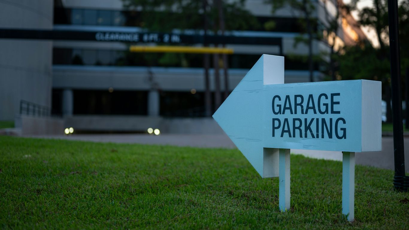 A blue and white sign that says garage parking