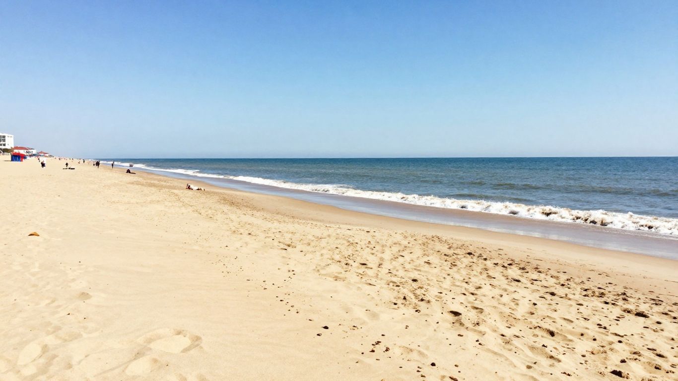 Zonnig strand van Oostende met blauwe zee en gouden zand.