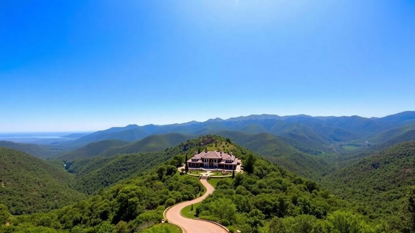 Spicers Peak Lodge surrounded by mountains