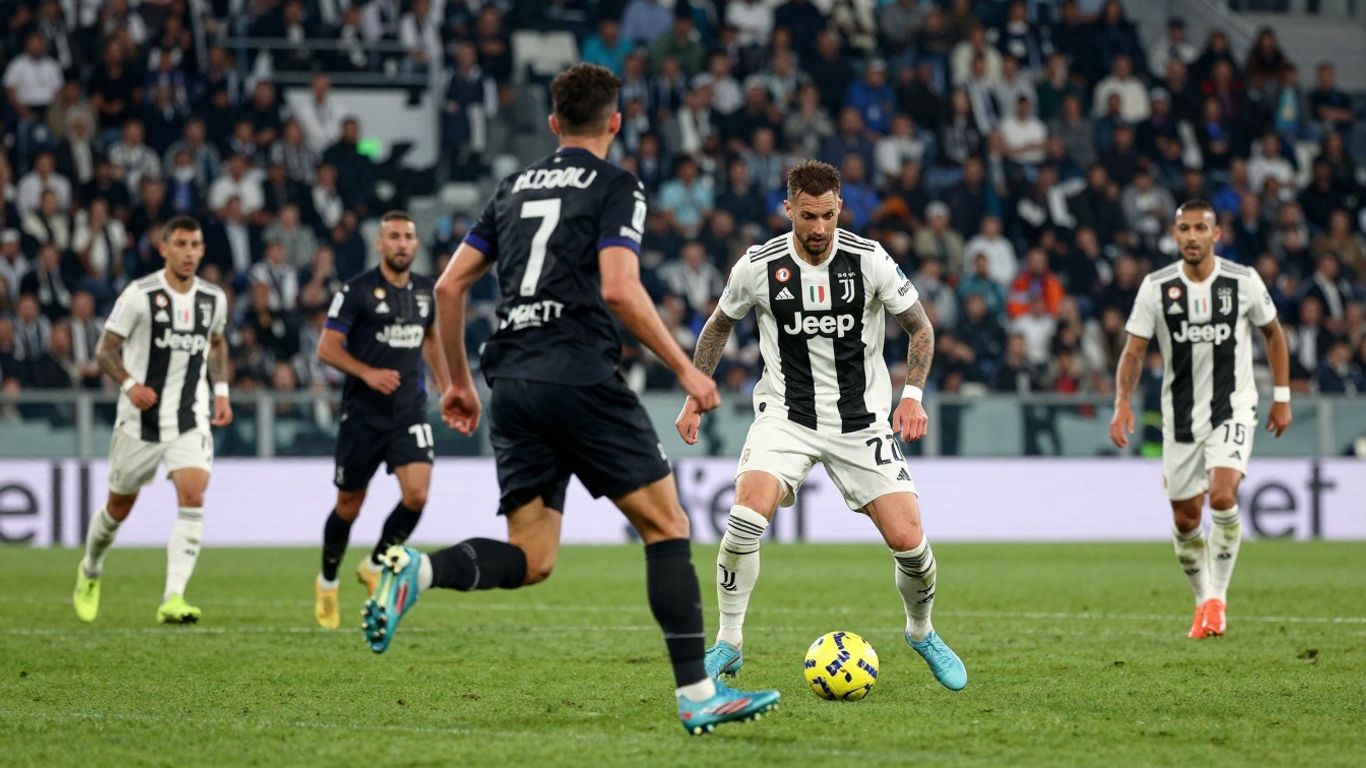 Juventus vs Lecce football match action shot.