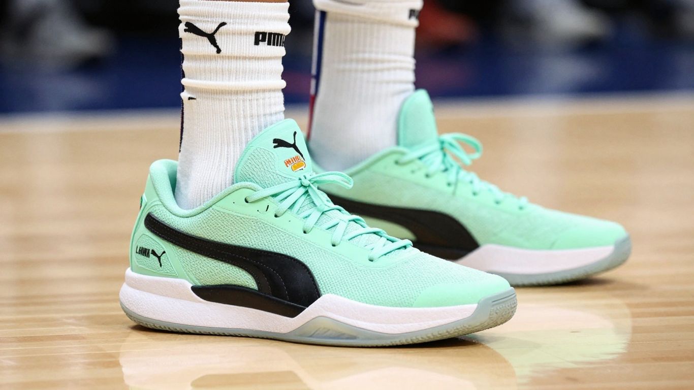 Adidași Puma x LaMelo Ball pe terenul de baschet.