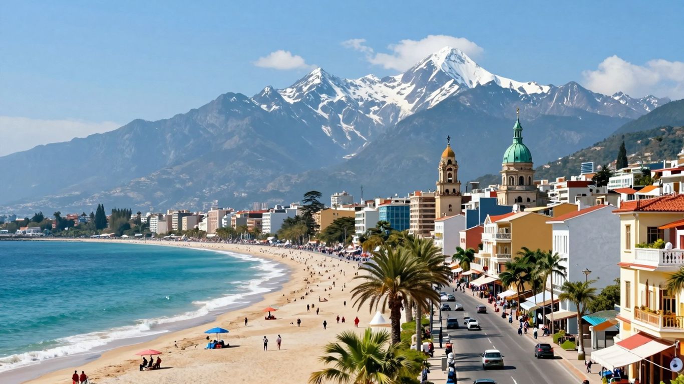 Krajobraz z plażą, górami i miastem.