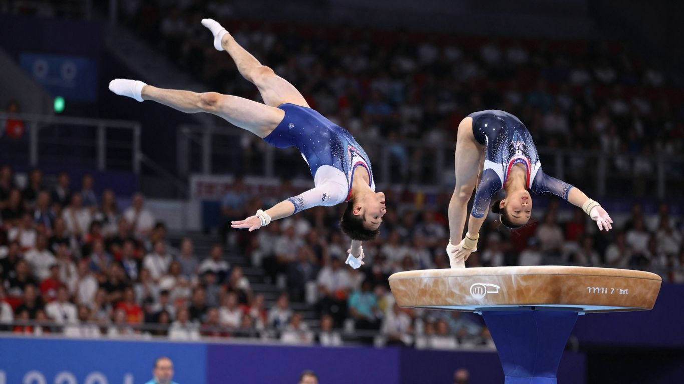 Gimnaști în aer în timpul unei competiții sportive.