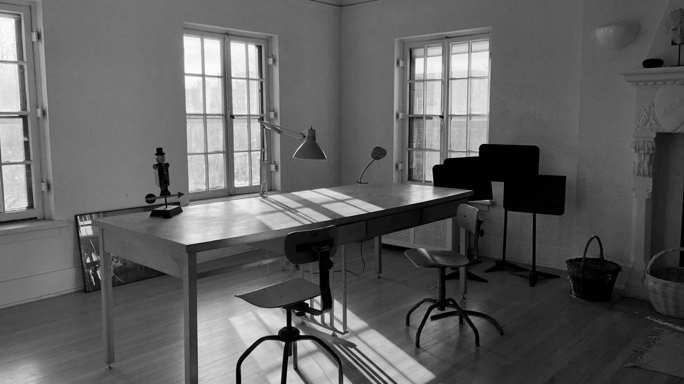 a black and white photo of a living room