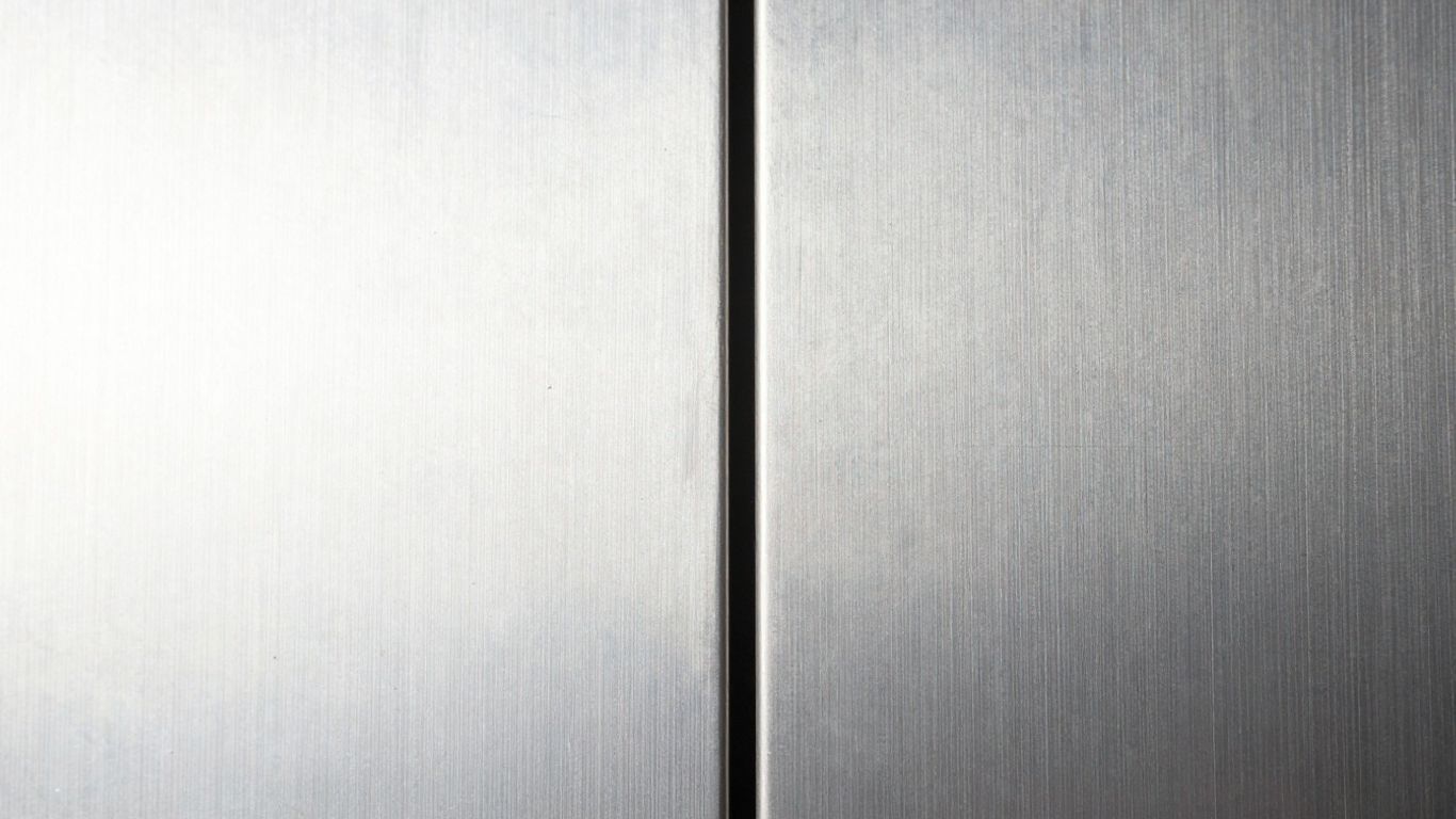 Oro blanco y platino uno al lado del otro, reflejos metálicos.