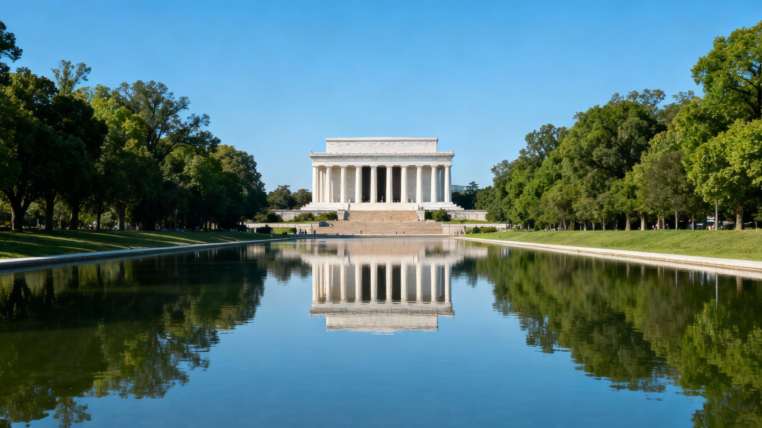 Lincoln Memorial and Reflecting Pool in Washington D.C.