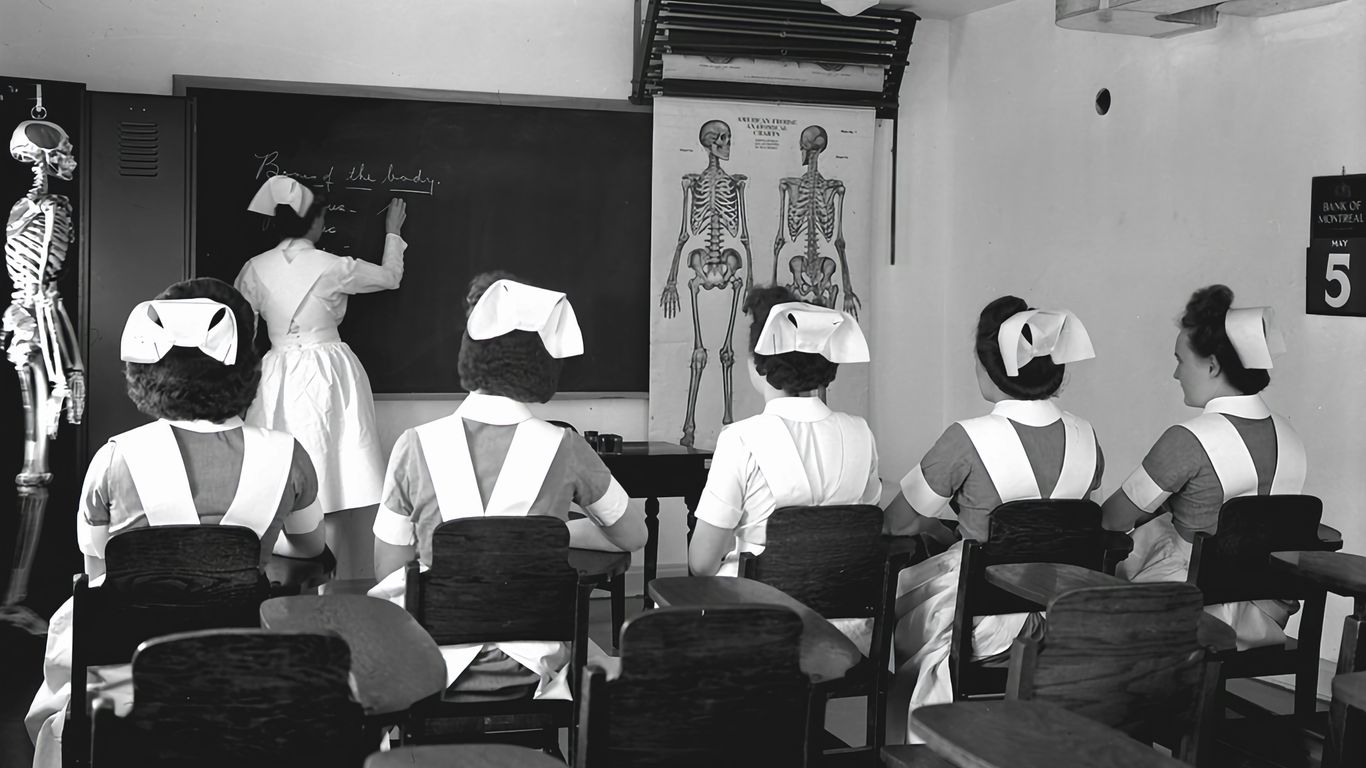a black and white photo of a classroom