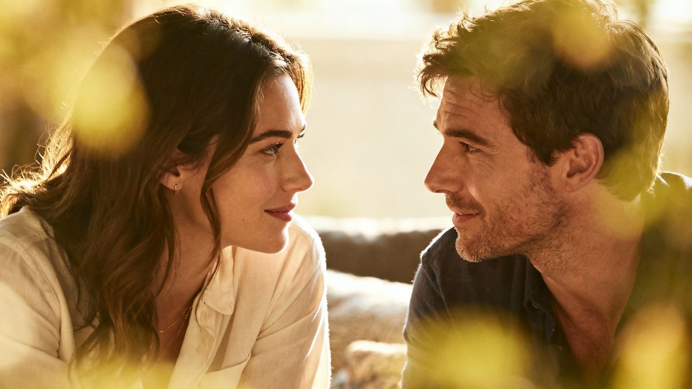 Couple sharing a knowing glance, friends with benefits