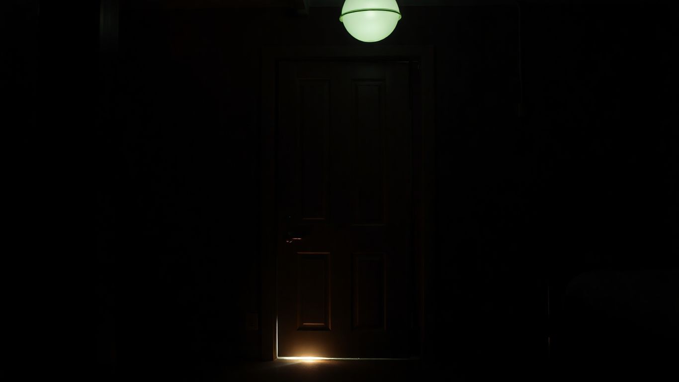 Intérieur sombre d'un salon de massage.