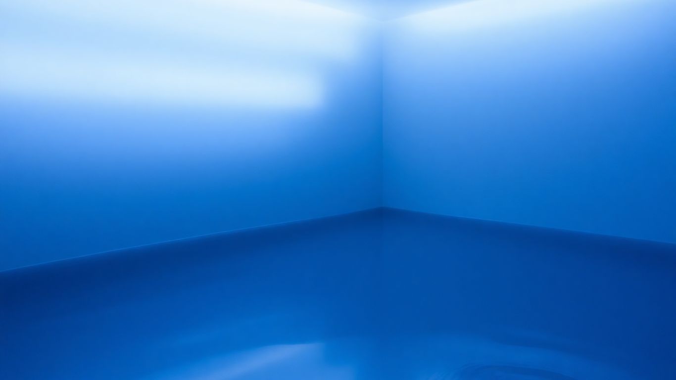 Femme flottant paisiblement dans un réservoir de flottaison sombre.