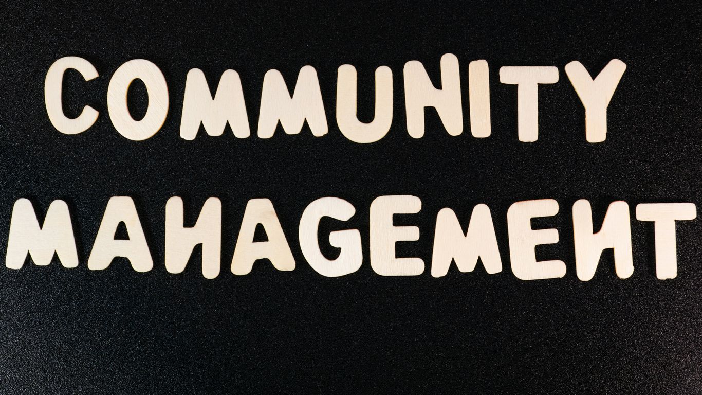 a close up of a sign that says community management
