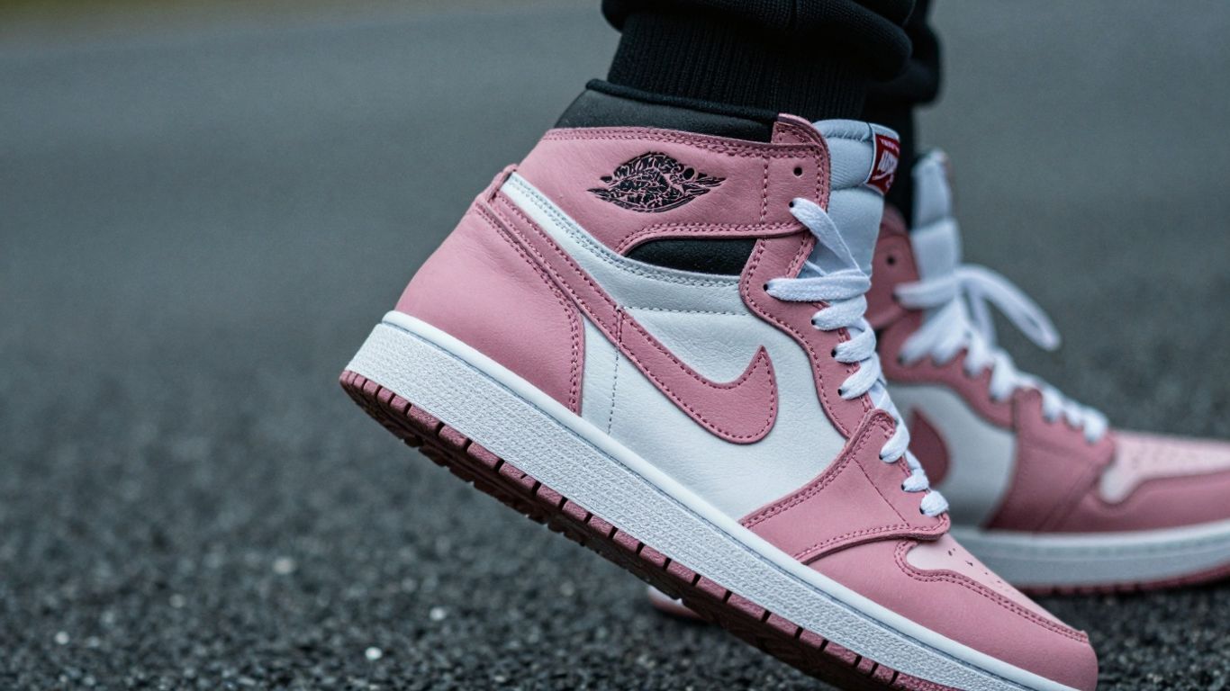 Pantofi sport Jordan 1 Pink în detaliu.