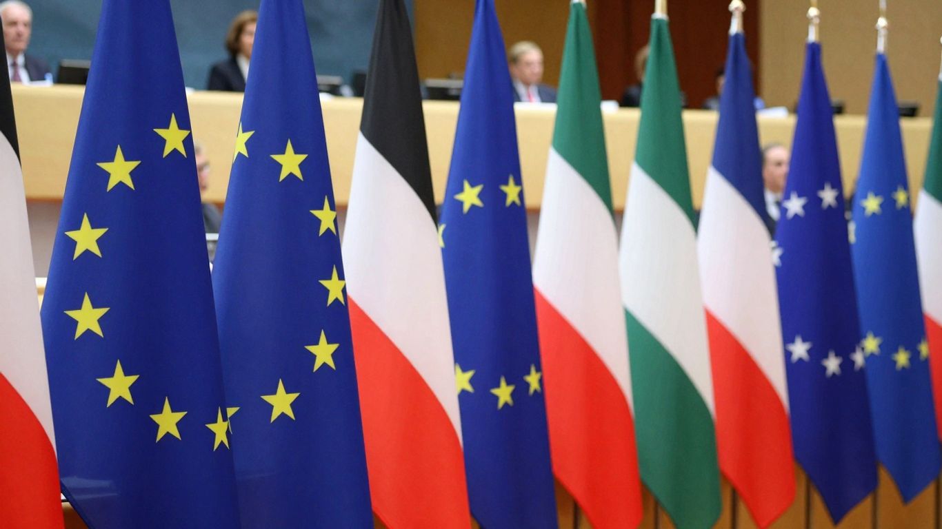 Steagul Uniunii Europene și steaguri naționale, diplomație.