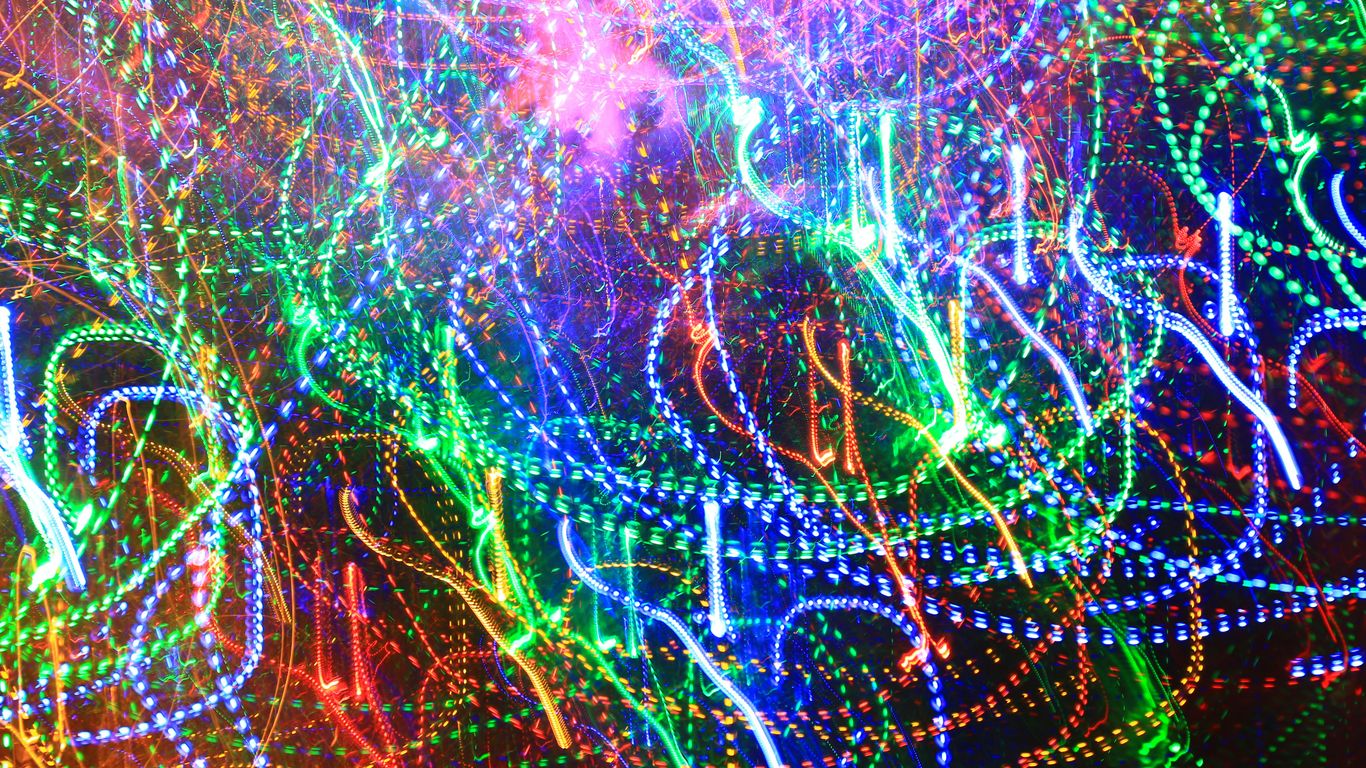 a bunch of lights that are in the dark