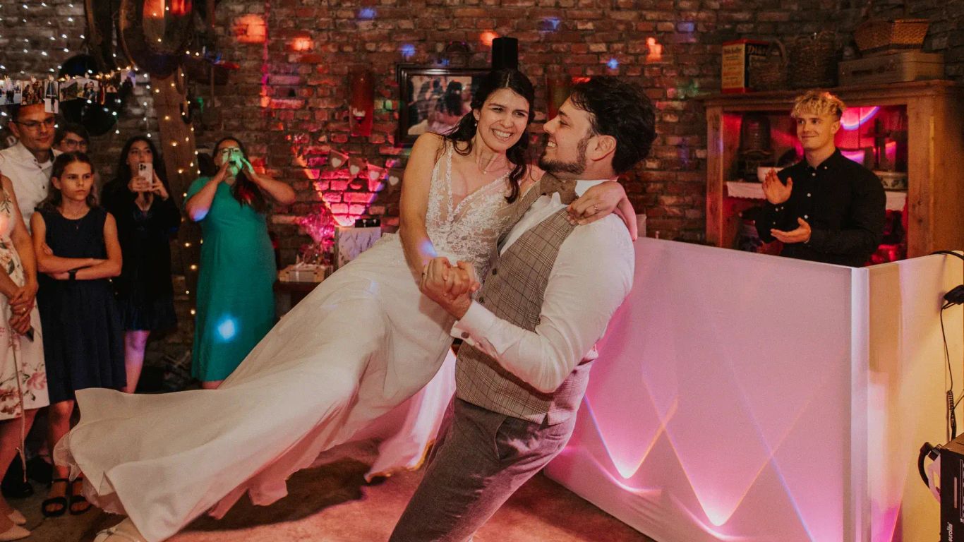 Ein Brautpaar tanz voller freude zu der Musik von Nathan White bei einer Hochzeit 